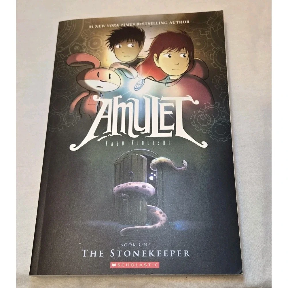 Random Book Lot- Sharks, Horror, WW2 Greatest Battles, And‎ Amulet 1